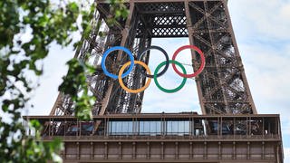 Olympische Ringe am Eiffelturm in Paris