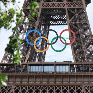 Olympische Ringe am Eiffelturm in Paris