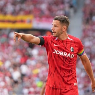 Christian Günter (SC Freiburg) gibt Anweisungen