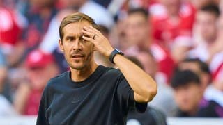 Julian Schuster (Trainer SC Freiburg) fasst sich an den Kopf