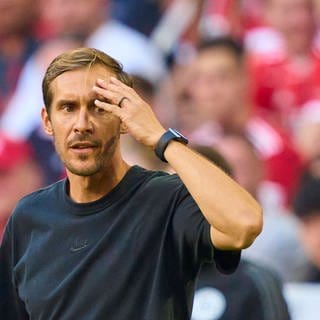 Julian Schuster (Trainer SC Freiburg) fasst sich an den Kopf