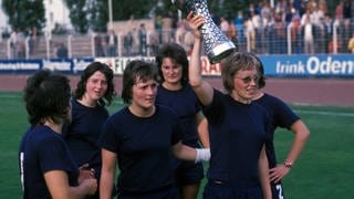 Spielerinnen der TuS Wörrstadt feiern den ersten Meistertitel von 1974