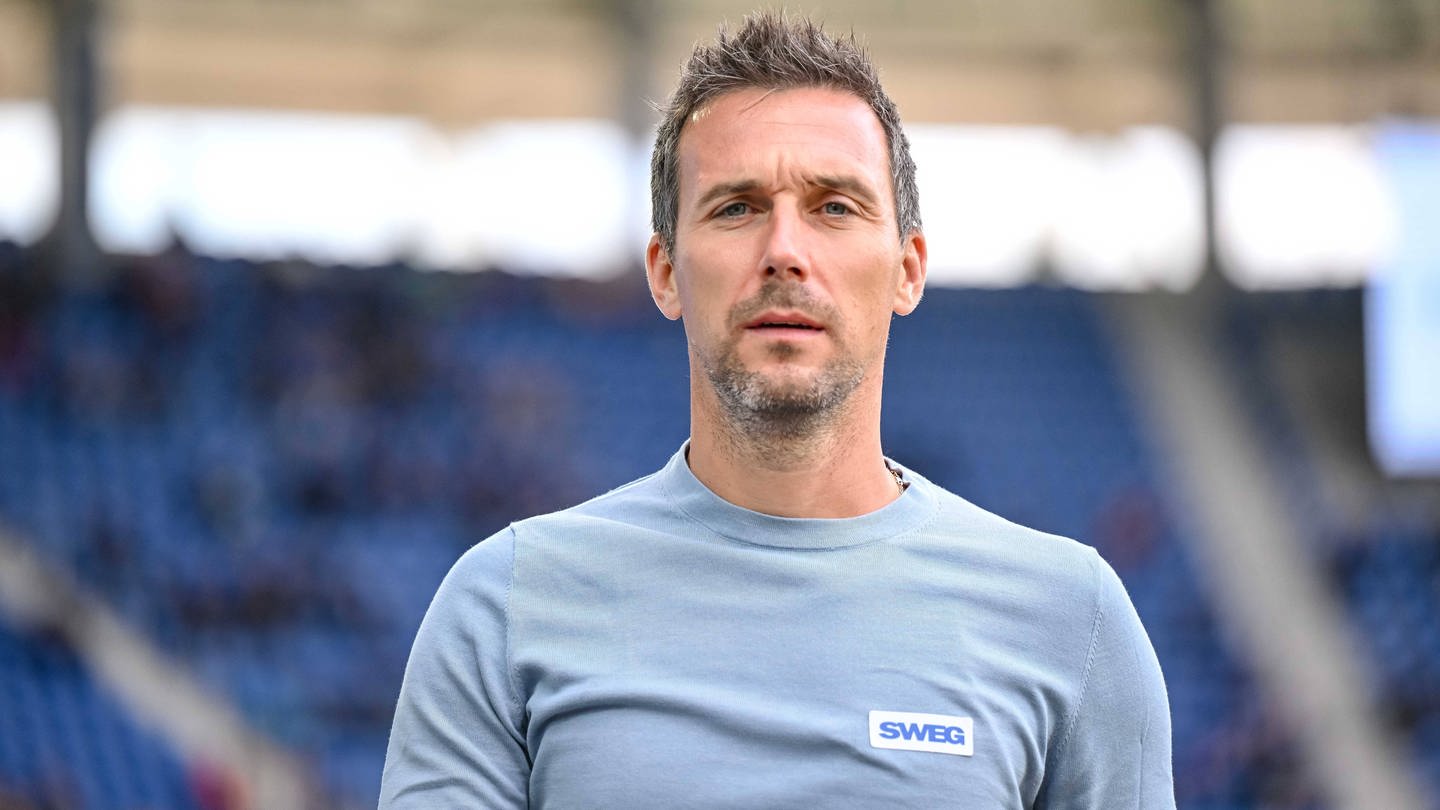 Christian Eichner (Trainer Karlsruher SC) auf dem Weg zur Trainerbank