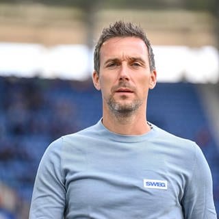 Christian Eichner (Trainer Karlsruher SC) auf dem Weg zur Trainerbank