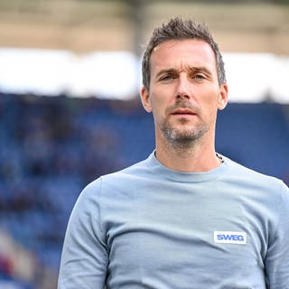 Christian Eichner (Trainer Karlsruher SC) auf dem Weg zur Trainerbank