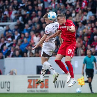 Matthias Ginter im Zweikampf mit Johannes Eggestein.