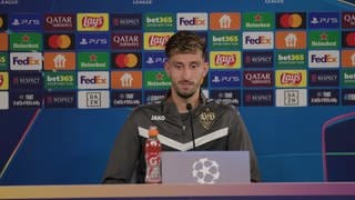 VfB-Kapitän Karazor in der Pressekonferenz.