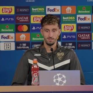 VfB-Kapitän Karazor in der Pressekonferenz.