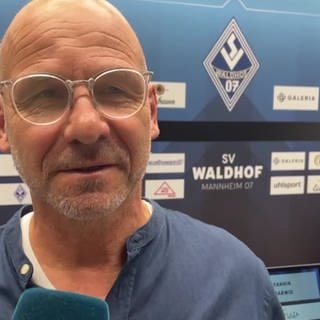 Mannheims Trainer Bernhard Trares vor dem Spiel in Sandhausen