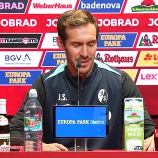 Julian Schuster (Trainer SC Freiburg) auf Pressekonferenz vor dem Spiel gegen Augsburg