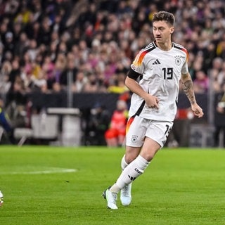 Angelo Stiller im Nations-League-Spiel gegen die Niederlande am Ball