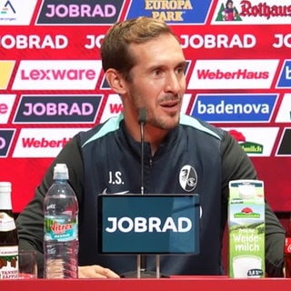 Freiburg-Trainer Julian Schuster bei der Pressekonferenz