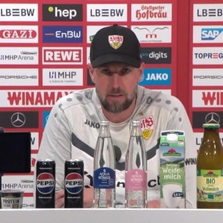 Sebastian Hoeneß (Trainer VfB Stuttgart) auf einer Pressekonferenz