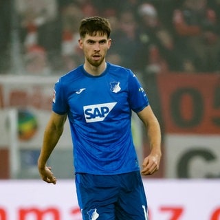 Anton Stach (Spieler TSG Hoffenheim) am Ball