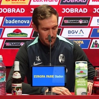 Julian Schuster (Trainer SC Freiburg) auf Pressekonferenz