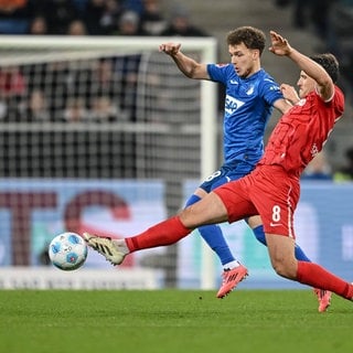 Dennis Geiger (TSG 1899 Hoffenheim) und Maximilian Eggestein (SC Freiburg) im Zweikampf.