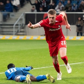 Matthias Ginter (SC Freiburg) jubelt gegen die TSG 1899 Hoffenheim.