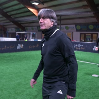 Joachim Löw bei Fußball-Spiel in der Halle