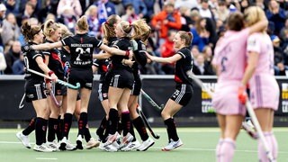 Hockey-Spielerinnen des Mannheimer HC sind enttäuscht, Amsterdam jubelt.