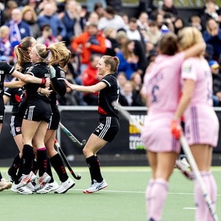 Hockey-Spielerinnen des Mannheimer HC sind enttäuscht, Amsterdam jubelt.