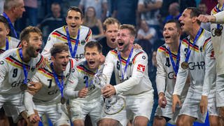 Die deutschen Faustballer feiern den WM-Titel in Mannheim. 