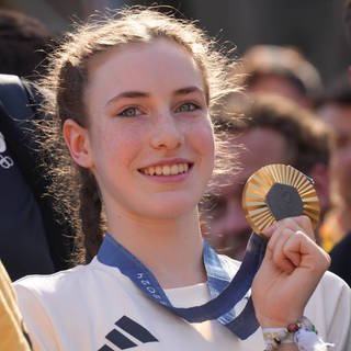 Darja Varfolomeev mit ihrer Goldmedaille.