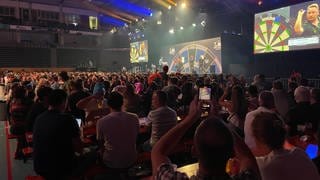 Weltmeister Luke Humphries, Martin Schindler und weitere Dart-Stars ließen am Freitagabend in Trier die Pfeile fliegen. Rund 2.000 Zuschauer brachten die Arena zum kochen.