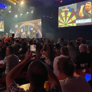 Weltmeister Luke Humphries, Martin Schindler und weitere Dart-Stars ließen am Freitagabend in Trier die Pfeile fliegen. Rund 2.000 Zuschauer brachten die Arena zum kochen.