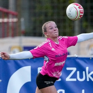 Faustballerin Denise Zeiher vom TSV Dennach spielt einen Ball.