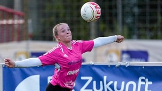 Faustballerin Denise Zeiher vom TSV Dennach spielt einen Ball.