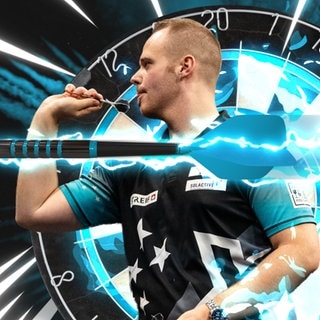 Dartsspieler Max Hopp eingerahmt in eine Darts-Grafik. "Sport erklärt" ist auf der Suche nach dem perfekten Wurf im Darts.