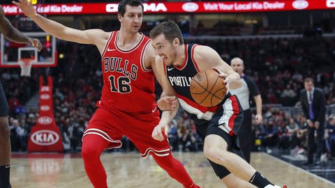 Paul Zipser (links, Chicago Bulls) 2018 im Zweikampf mit Pat Connaughton (Portland Trail Blazer)