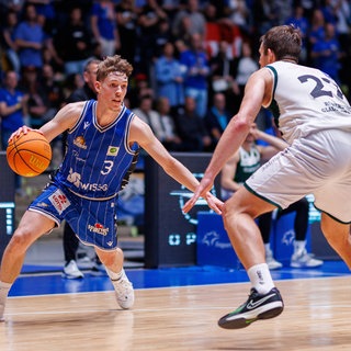 (Archiv) Spielszene aus dem Halbfinale der 2. Basketball Bundesliga Playoffs (Spiel 2).