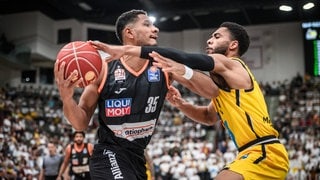 Karim Jallow von Ratiopharm Ulm im Duell mit Jayvon Graves (MHP Riesen Ludwigsburg).