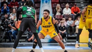 Jayvon Graves (hier im Duell mit Brendan Adams war im zweiten Spiel gegen Daruessafaka Istanbul bester Scorer der MHP Riesen Ludwigsburg.