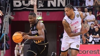 Yoman Polas von den MHP Riesen Ludwigsburg (li.) im Duell mit Savion Flagg von den Telekom Baskets Bonn