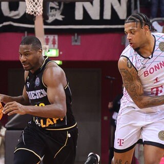 Yoman Polas von den MHP Riesen Ludwigsburg (li.) im Duell mit Savion Flagg von den Telekom Baskets Bonn