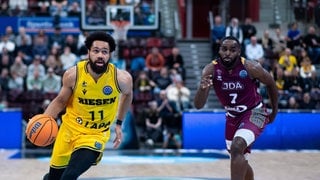 Silas Melson (MHP Riesen Ludwigsburg, li.) im Zweikampf mit Giovan Oniangue (JDA Bourgogne Dijon)