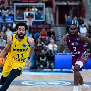 Silas Melson (MHP Riesen Ludwigsburg, li.) im Zweikampf mit Giovan Oniangue (JDA Bourgogne Dijon)