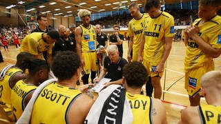 MHP Riesen Trainer John Patrick bespricht sich mit der Mannschaft bei einem Testspiel 