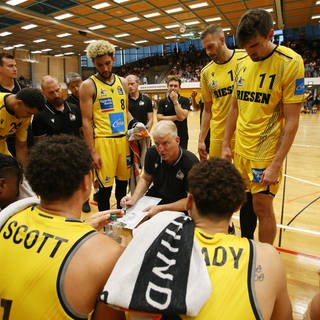 MHP Riesen Trainer John Patrick bespricht sich mit der Mannschaft bei einem Testspiel 