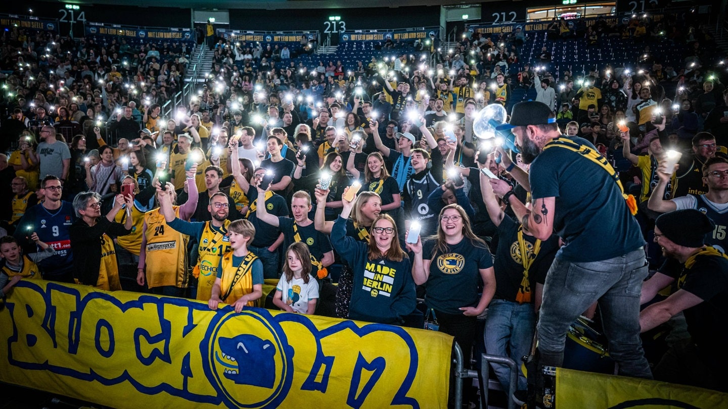 Basketball-Fans sorgen für Lichtermeer mit ihren Handys