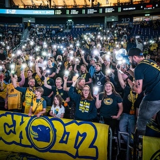 Basketball-Fans sorgen für Lichtermeer mit ihren Handys