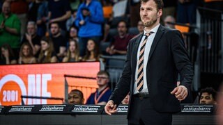 Meistertrainer Anton Gavel verfolgt zufrieden das Spiel gegen seinen künftigen Club. Seine Ulmer Spieler treffen gegen Bamberg aus allen Lagen und erzielen insgesamt 106 Punkte.