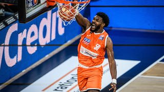 Der Ulmer Center Trevion Williams bei einem erfolgreichen Dunking. Am Ende kommt er auf 15 Punkte und wird mit Georginho de Paula (ebenfalls 15) Topscorer der Partie.