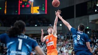 Der Ulmer Juan Nunez im Zweikampf mit den Heidelberger Spielern Paul Zipser und Isaiah Whaley.