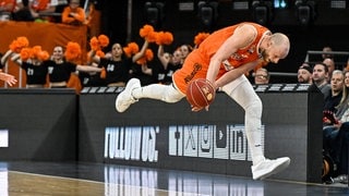 Der Ulmer Flügelspieler Robin Christen rettet den Ball vor dem Aus. Am Ende gewinnt ratiopharm Ulm sein Heimspiel gegen Oldenburg 91:73.