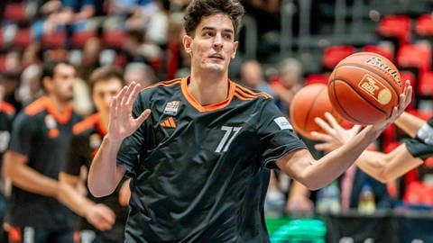 Er ist erst 18 Jahre alt und hat für ratiopharm Ulm einen geradezu sensationellen Einstand gegeben: Ben Saraf erzielte beim Auswärtsspiel in Chemnitz 21 Punkte und wurde damit Topscorer seines Teams.