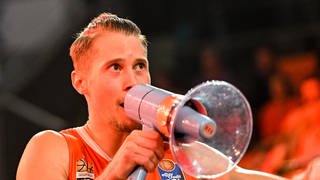 "Derbysieger, Derbysieger. Hey! Hey!". Der Ulmer Kapitän Thomas Klepeisz feiert mit den Fans den knappen 63:62-Sieg gegen Ludwigsburg.