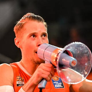 "Derbysieger, Derbysieger. Hey! Hey!". Der Ulmer Kapitän Thomas Klepeisz feiert mit den Fans den knappen 63:62-Sieg gegen Ludwigsburg.